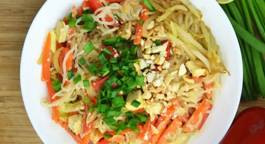 Talerz pysznego pad thai z tofu, marchewką i orzeszkami ziemnymi. Idealny posiłek, gdy zastanawiasz się nad pad thai kcal.