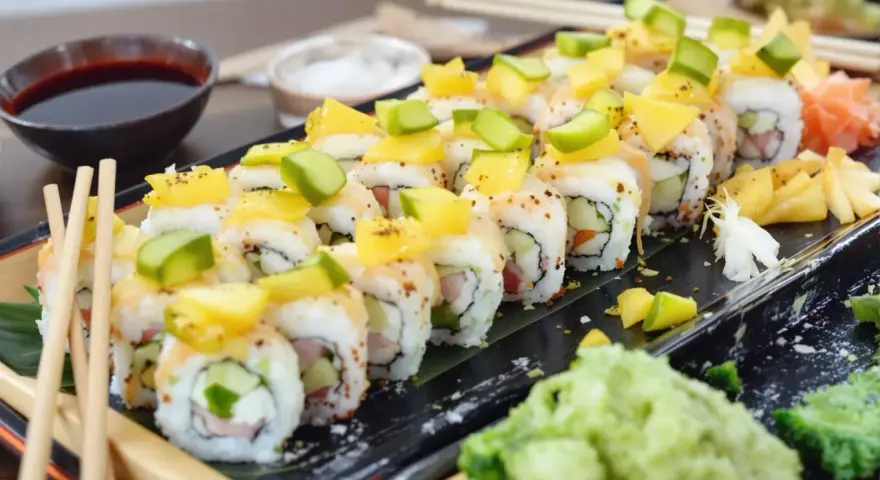 Pyszne rolki sushi z mango i awokado, przypominające smakiem kanpyo maki. Podane z sosem sojowym i wasabi.