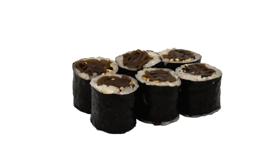 Siedem roladek sushi z ryżem, nori i ciemnym, słodkim nadzieniem. Czy to kanpyo?