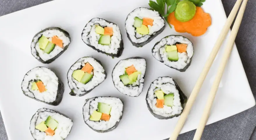 Roladki sushi z awokado, ogórkiem i marchewką. Idealne, gdy zastanawiasz się, jak zrobić zaprawę do sushi.