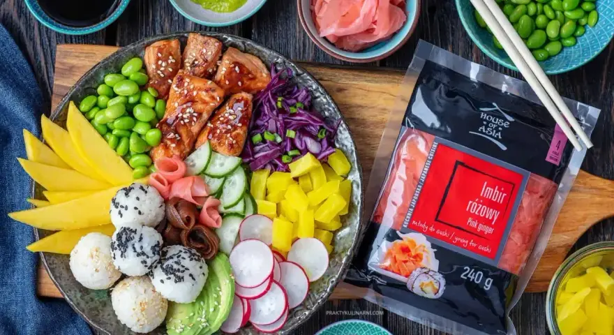 Kolorowy poke bowl z łososiem, mango, awokado, edamame i ryżem. Idealny przepis na poke bowl, który zachwyci smakiem.
