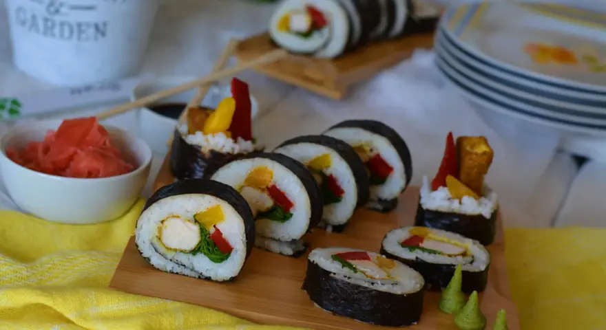 Pyszne sushi z kurczakiem, papryką i mango. Idealne na lekki posiłek.
