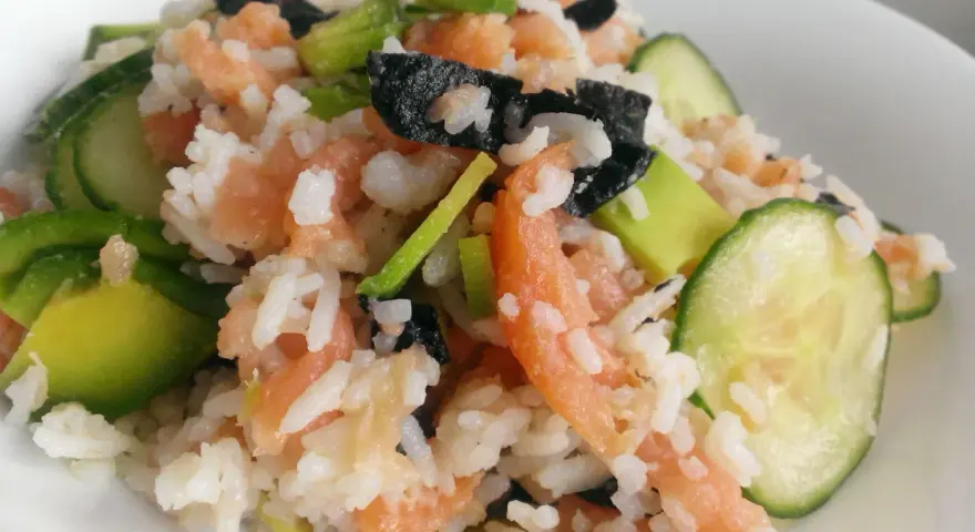 Kolorowa sałatka do sushi z łososiem, awokado, ogórkiem i nori. Pyszne danie na lekki posiłek.