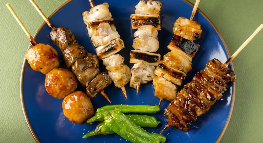 Pyszne yakitori na patyczkach: kurczak, wątróbka, kulki mięsne i papryczki. Idealny przepis na grillowanie!