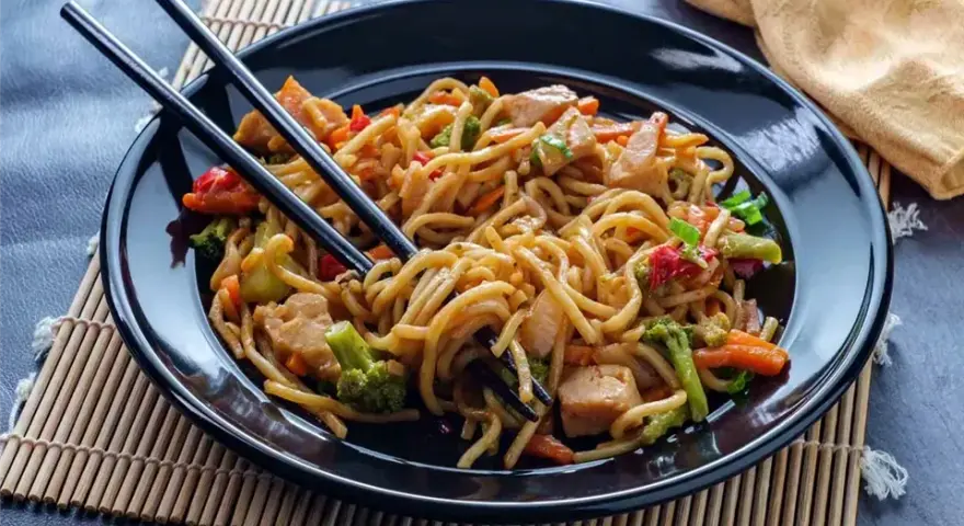 Chow Mein: Szybki Przepis na Azjatycki Klasyk w Domu