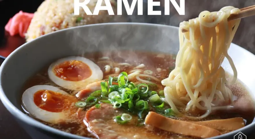 Parujący ramen z jajkiem, mięsem i szczypiorkiem. Czy ramen to zupa? Tak, to pyszna, sycąca zupa!