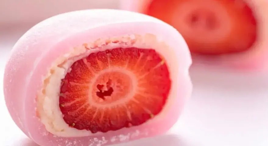 Różowe mochi z truskawką w środku. Idealne, by dowiedzieć się, jak zrobić mochi.