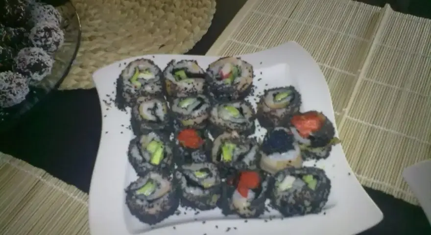 Talerz z sushi, gdzie każdy kawałek to obietnica smaku. Zobacz, jak smakuje sushi z czarnym sezamem i kolorowym ikrą.