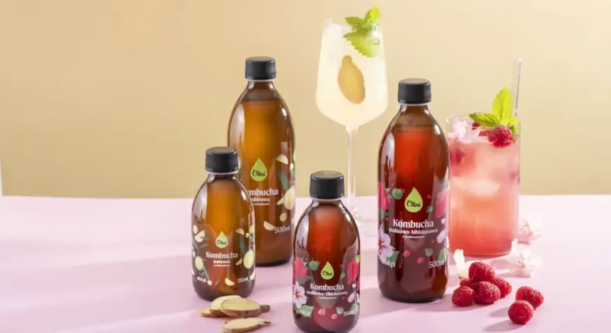 Butelki kombuchy, napoje i maliny. Pamiętaj o kombucha przeciwwskazania, szczególnie przy problemach z żołądkiem.