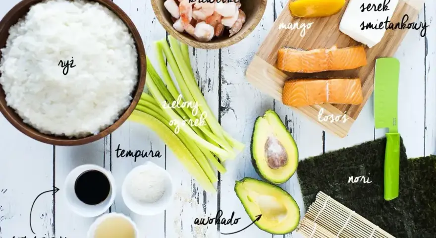 Wszystko do sushi: ryż, krewetki, łosoś, awokado, mango, serek śmietankowy, ogórek, nori, sos sojowy, ocet ryżowy i tempura.
