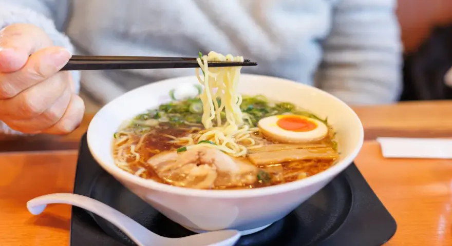 Jak zrobić ramen z zupki chińskiej? Proste triki na bogaty smak