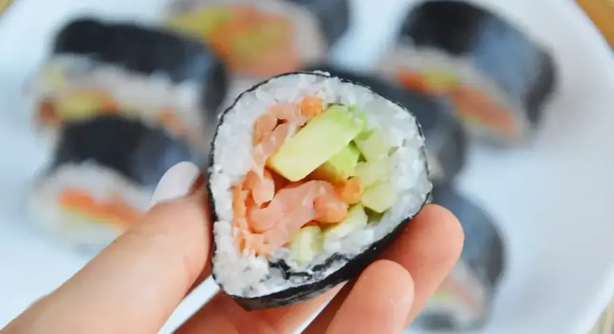 Rolka sushi z łososiem i awokado. Idealne składniki, z czym zrobić sushi, by zachwycić smakiem.