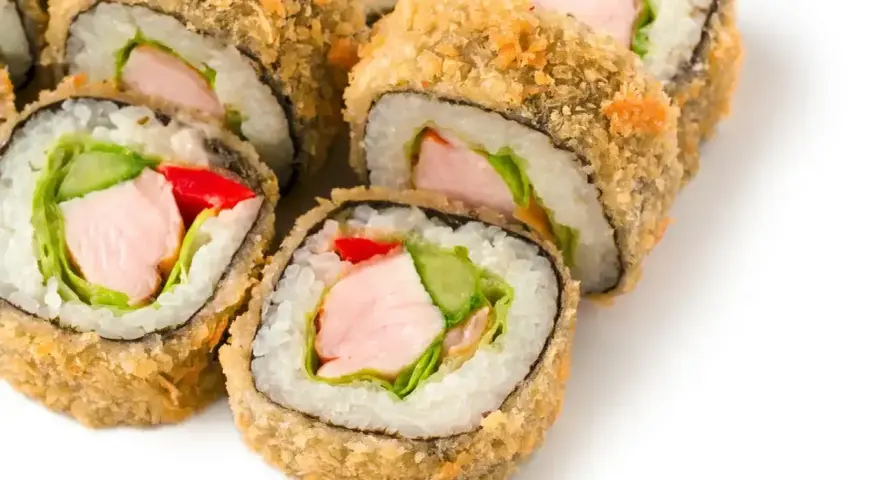 Chrupiące sushi w panko z kurczakiem, ogórkiem i papryką. Idealne na przekąskę.