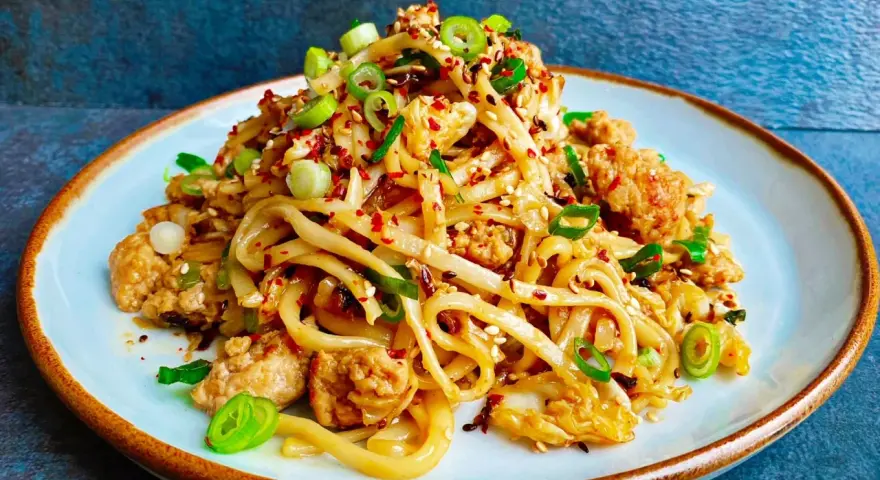 Pyszne danie z makaronem noodle, kurczakiem i szczypiorkiem. Idealne do domowych przepisów na szybki obiad.