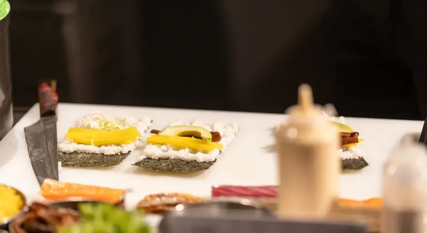 Przygotowanie sushi z awokado i żółtą rzodkwią. Nawet osoby z cukrzycą mogą cieszyć się tymi smakami.