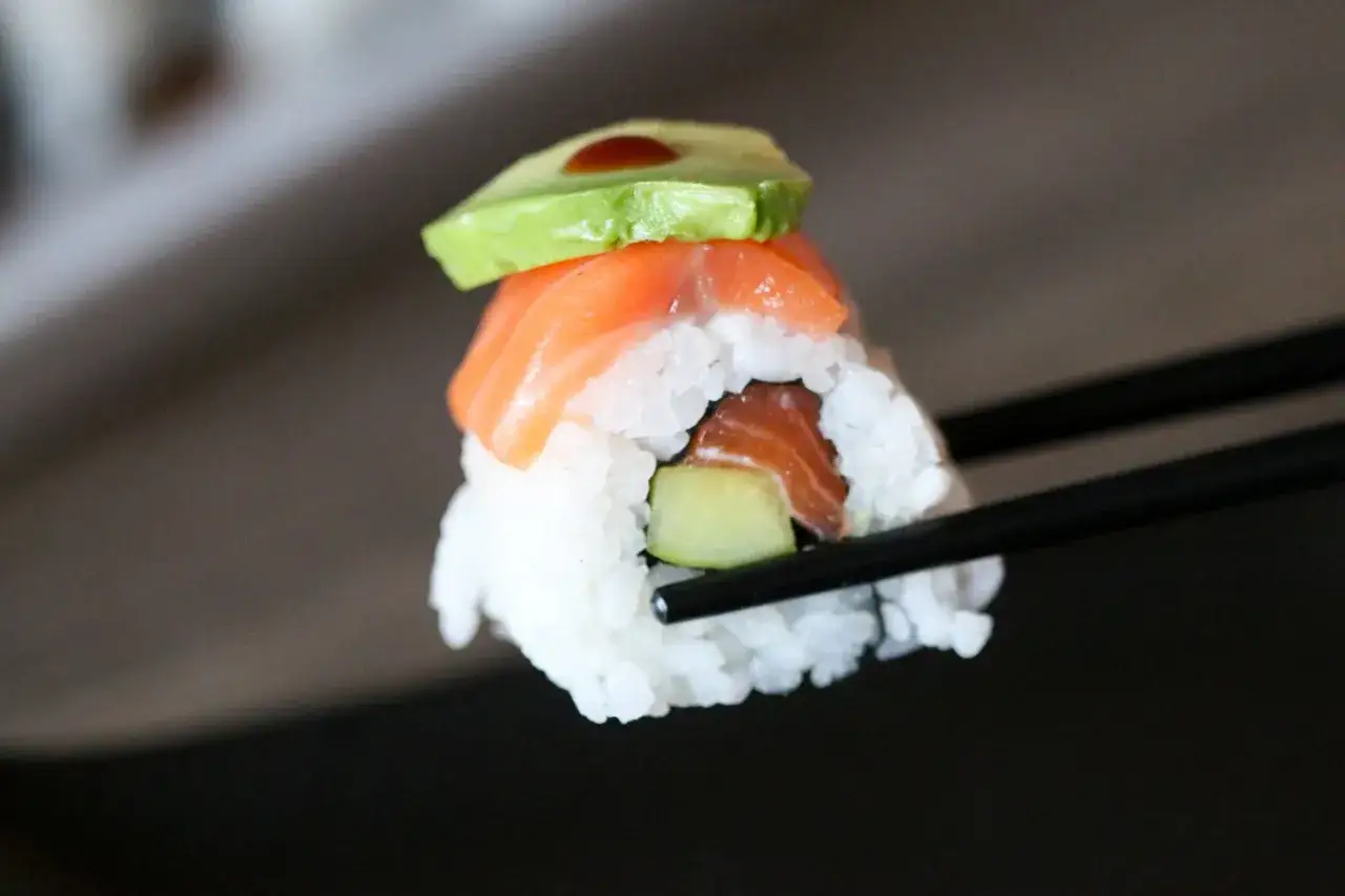 Sushi z łososiem, awokado i ogórkiem, przygotowane ze świeżych składników do sushi.
