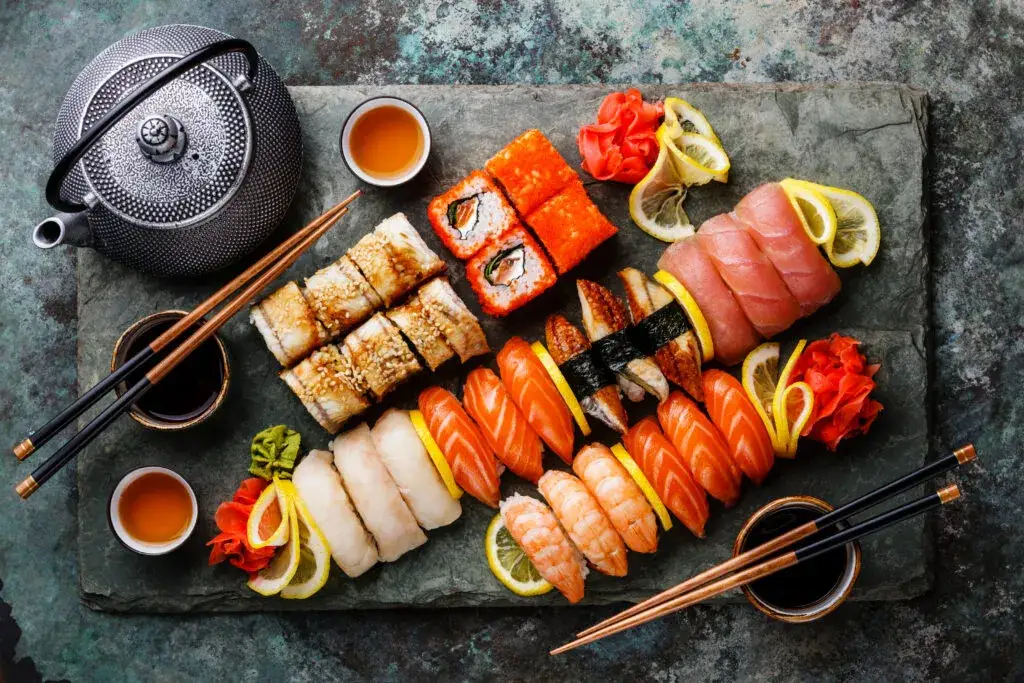 składniki sushi na stole