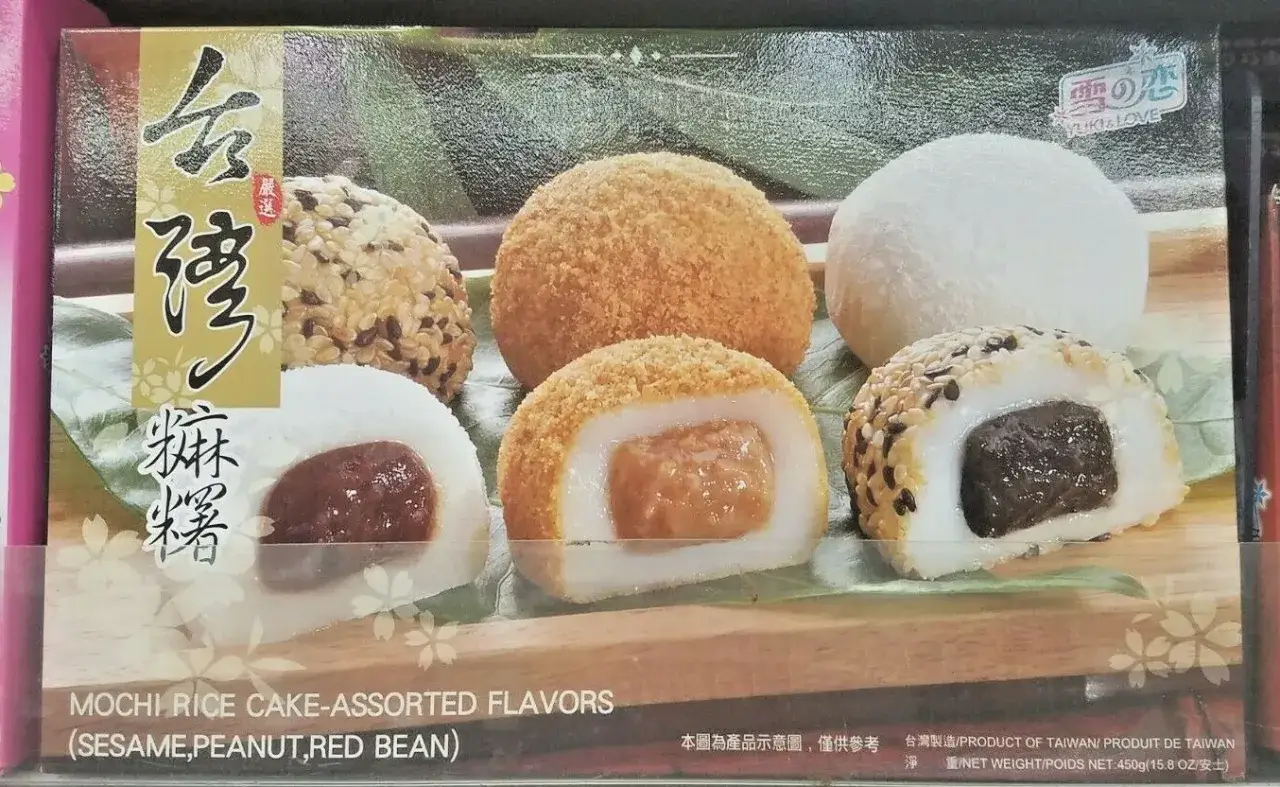 Różne smaki mochi: sezamowe, z orzeszkami ziemnymi i z czerwoną fasolą. Dowiedz się, jak jeść mochi, delektując się tymi przysmakami.