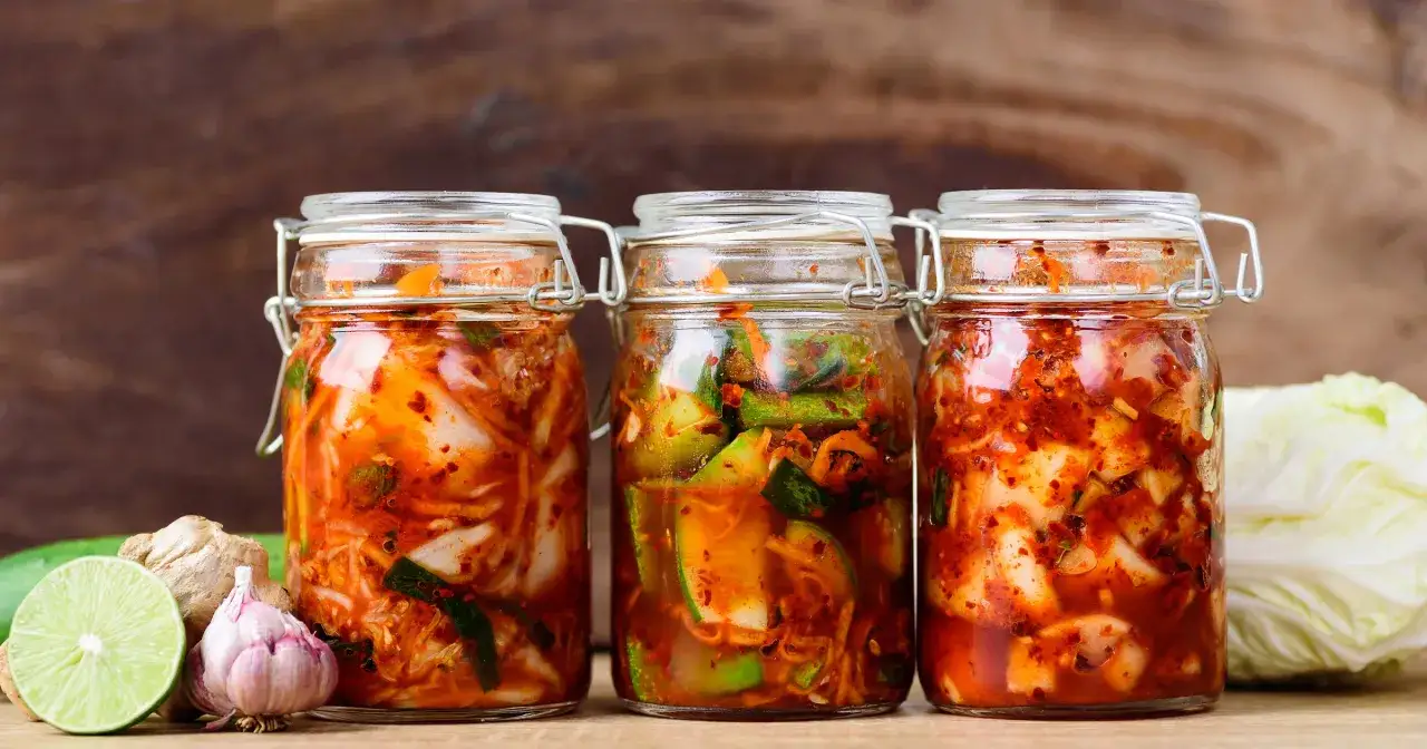 kimchi w słoiku w lodówce
