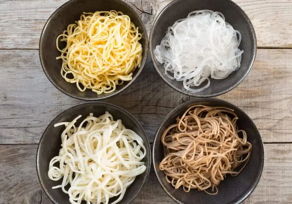 różne rodzaje makaronu do chow mein