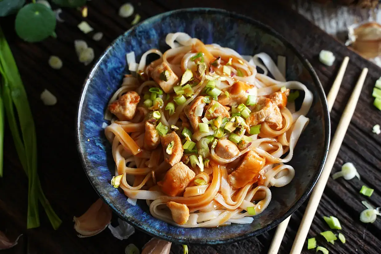 Pad Thai na talerzu z dodatkami
