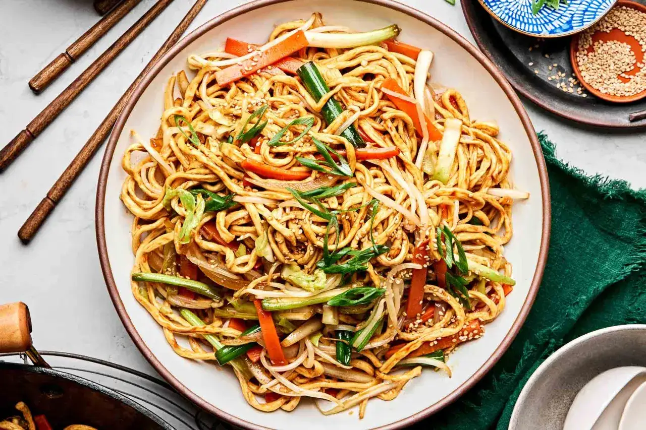 Pyszny makaron noodle z warzywami, posypany sezamem. Idealne przepisy na szybki obiad.