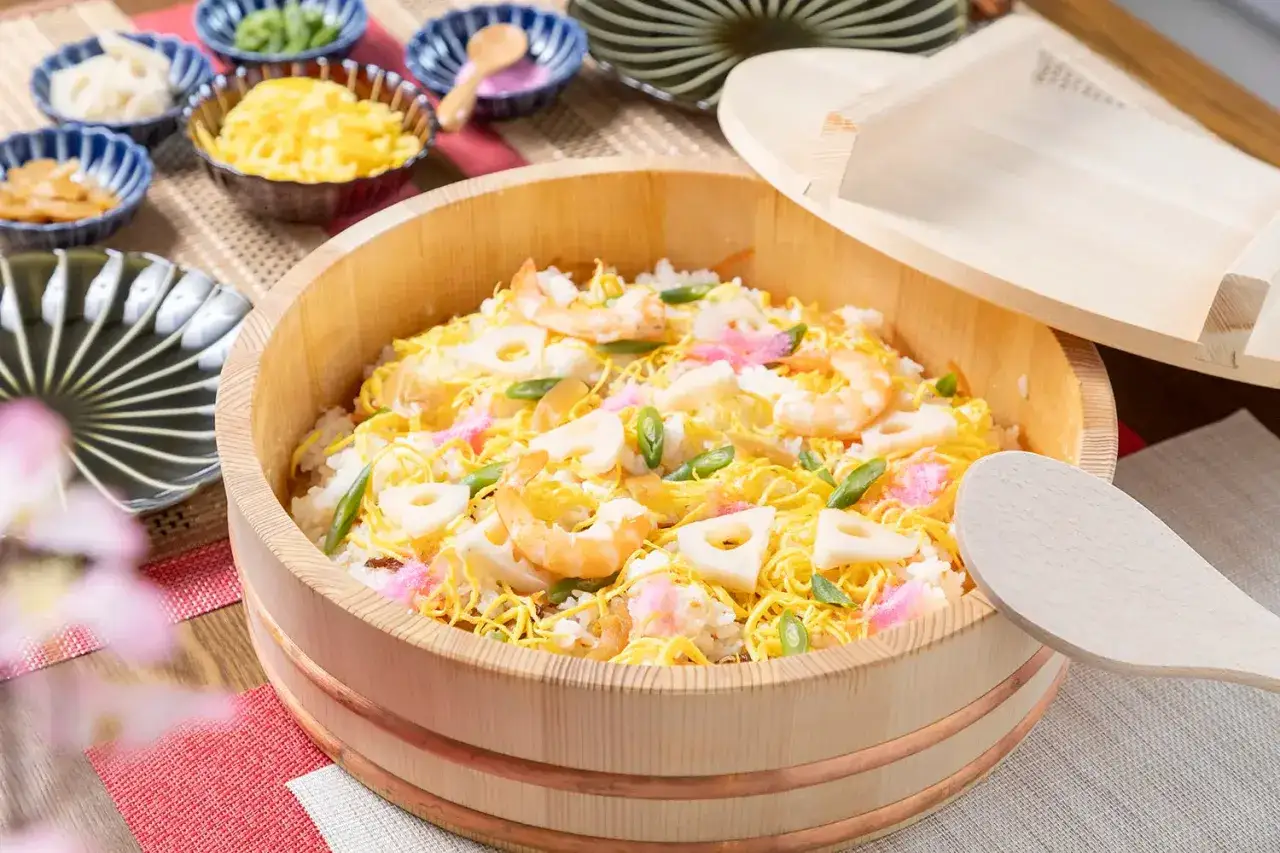 Chirashi sushi w drewnianej kadzi, z krewetkami, omletem i warzywami. Idealne proporcje octu ryżowego na 500g ryżu to klucz do smaku.