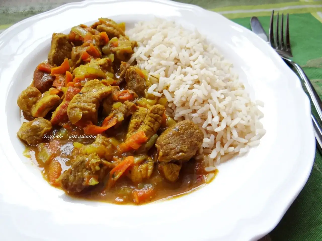 Pyszne curry z wieprzowiną i warzywami, podane z ryżem. Aromatyczne danie, które zadowoli każdego miłośnika kuchni azjatyckiej.