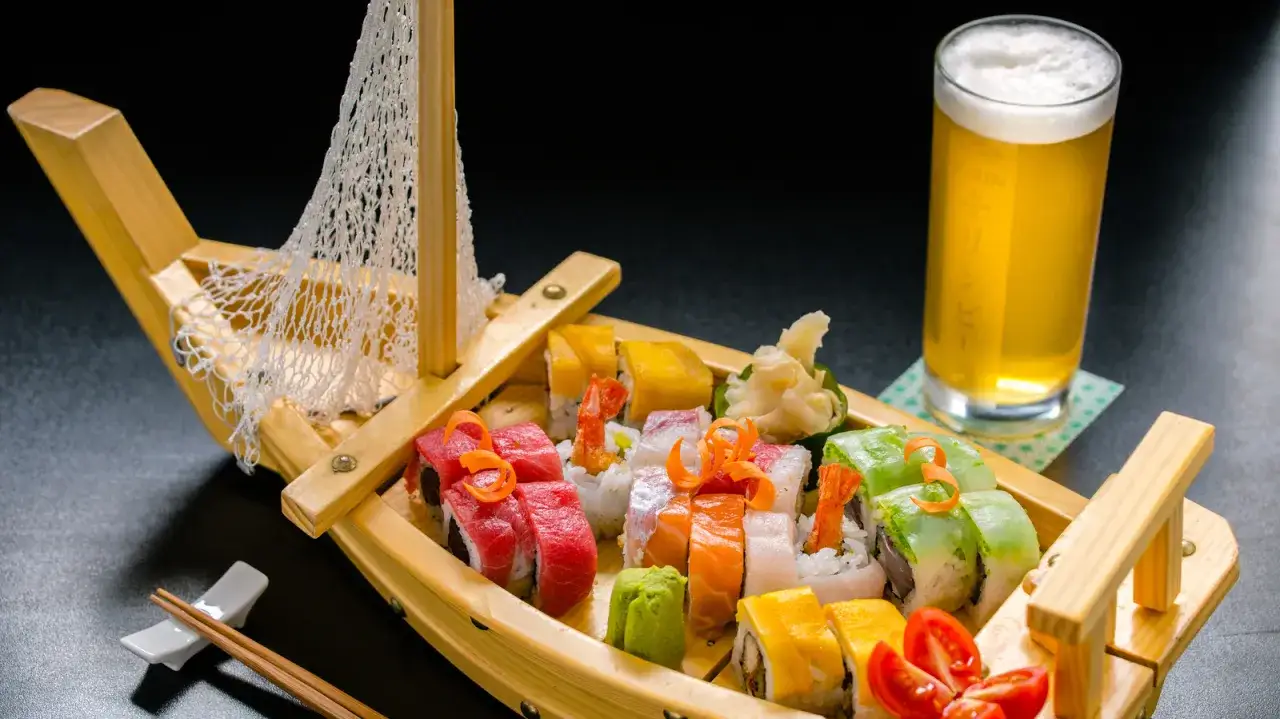 Japońskie piwo i sushi na drewnianej łodzi. Idealny zestaw na wieczór.