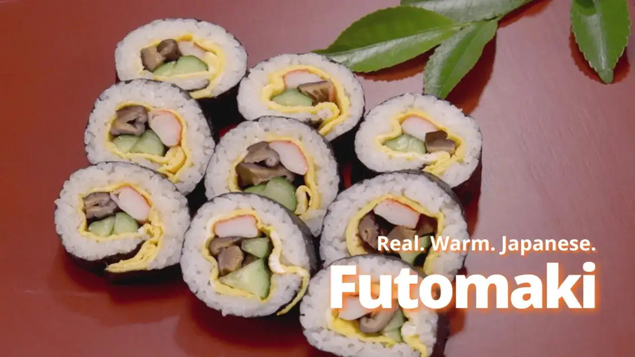 Co to są futomaki? Grube rolki sushi z ryżem, nori i różnymi nadzieniami, jak omlet, ogórek i grzyby.