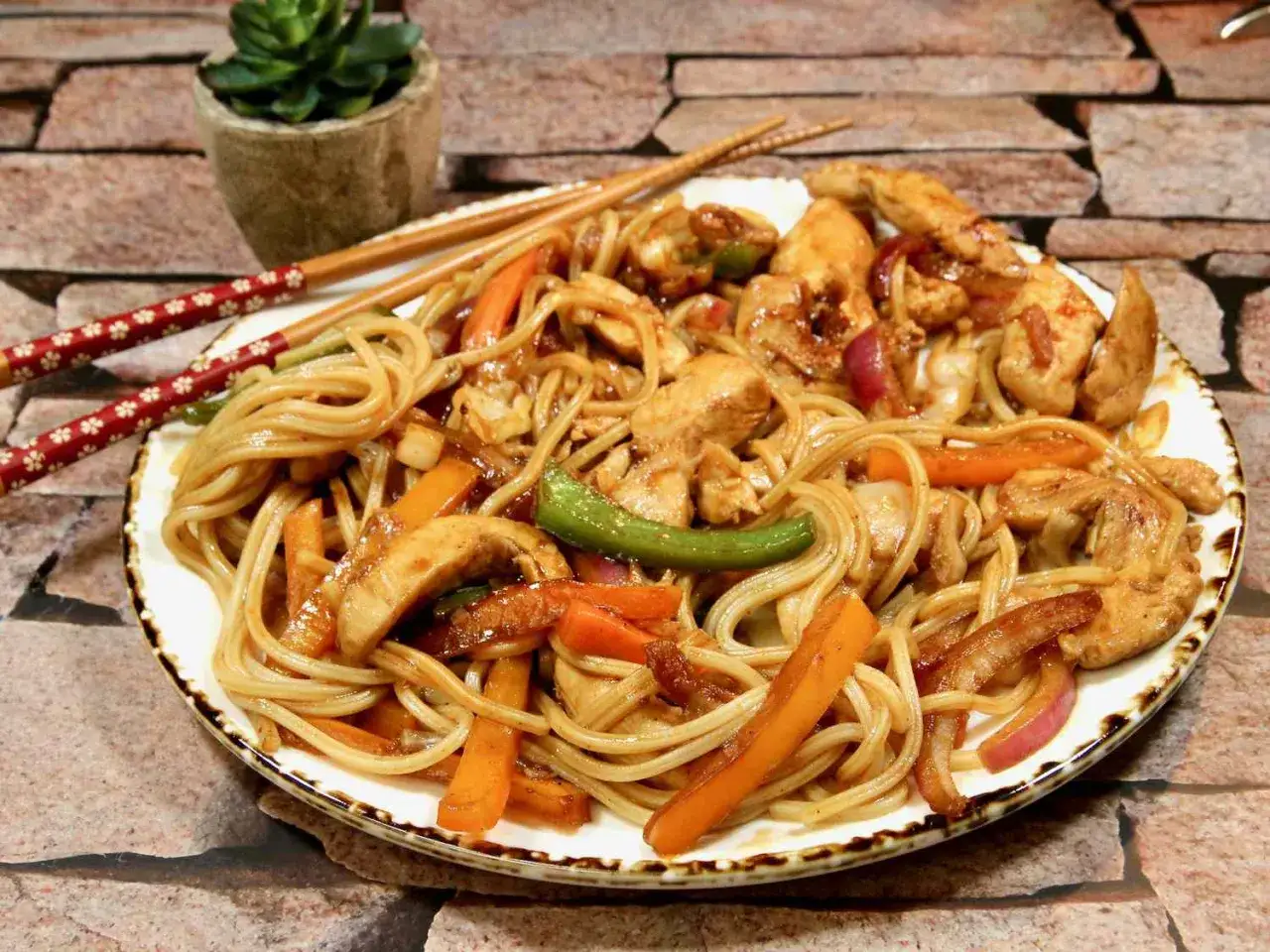 Pyszny makaron udon z kurczakiem i warzywami, idealny na szybki obiad. Ten pad udon przepis jest prosty i smaczny.