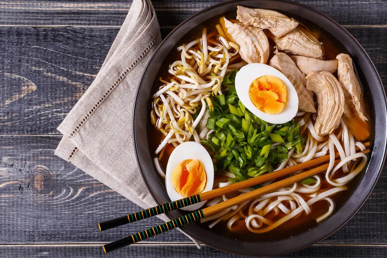 ramen z zupki chińskiej estetyczne podanie