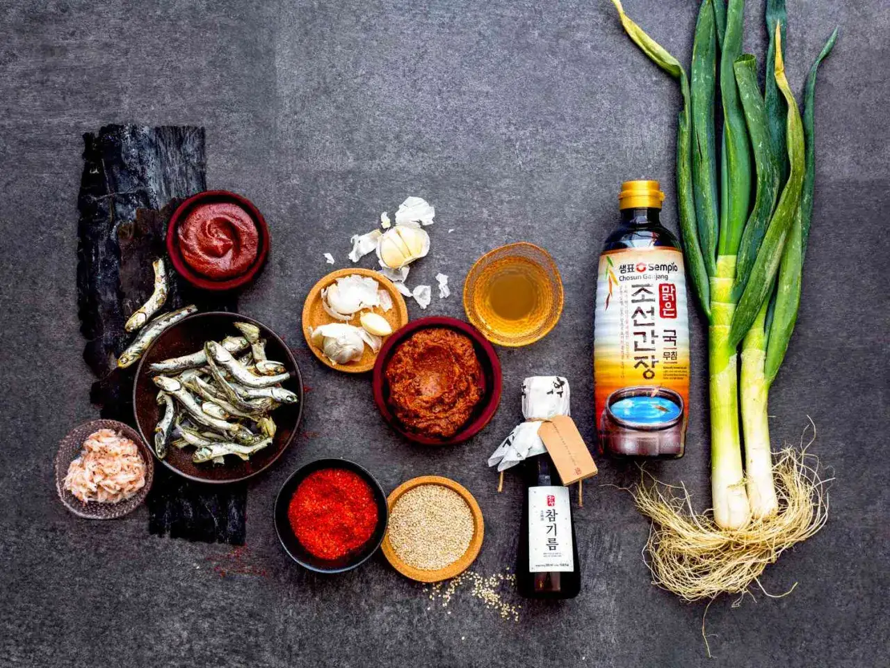 Składniki do kuchni koreańskiej: suszone rybki, czosnek, pasta gochujang, olej sezamowy, sos sojowy, sezam i dymka. Przepisy na pyszne dania.