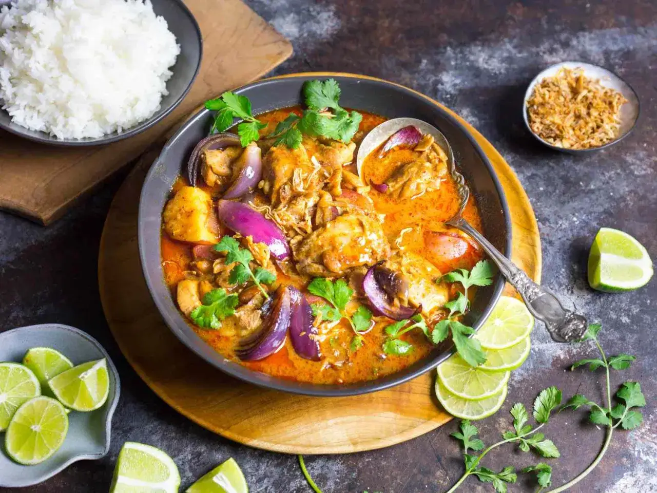 Pyszny kurczak w sosie massaman curry, podany z ryżem, limonką i kolendrą. Idealny przepis na obiad!
