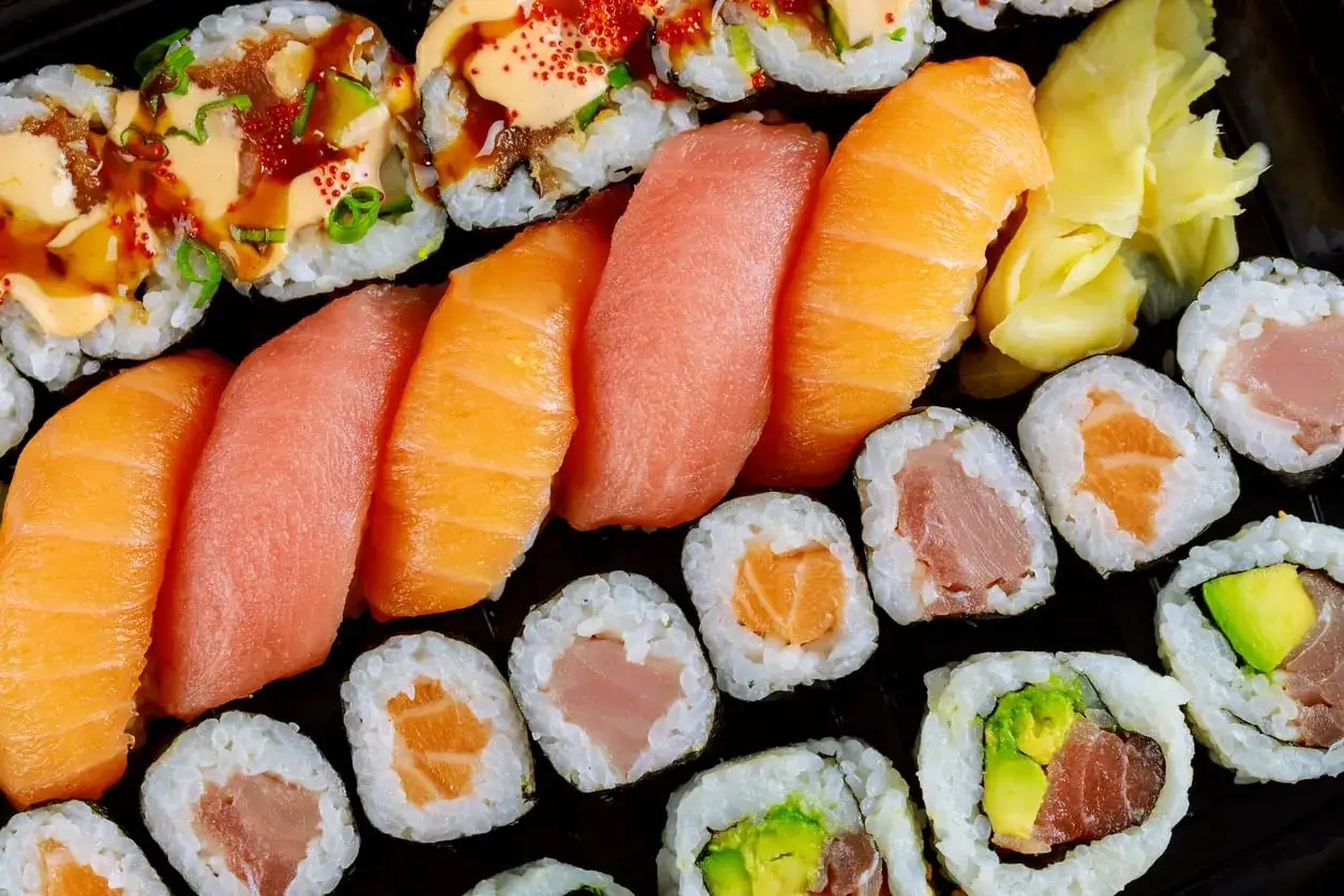 Różnorodne sushi, w tym nigiri z łososiem i tuńczykiem, oraz rolki z awokado. Smaczna opcja dla diabetyków, jeśli wybierzesz wersję z brązowym ryżem i unikniesz słodkich sosów.