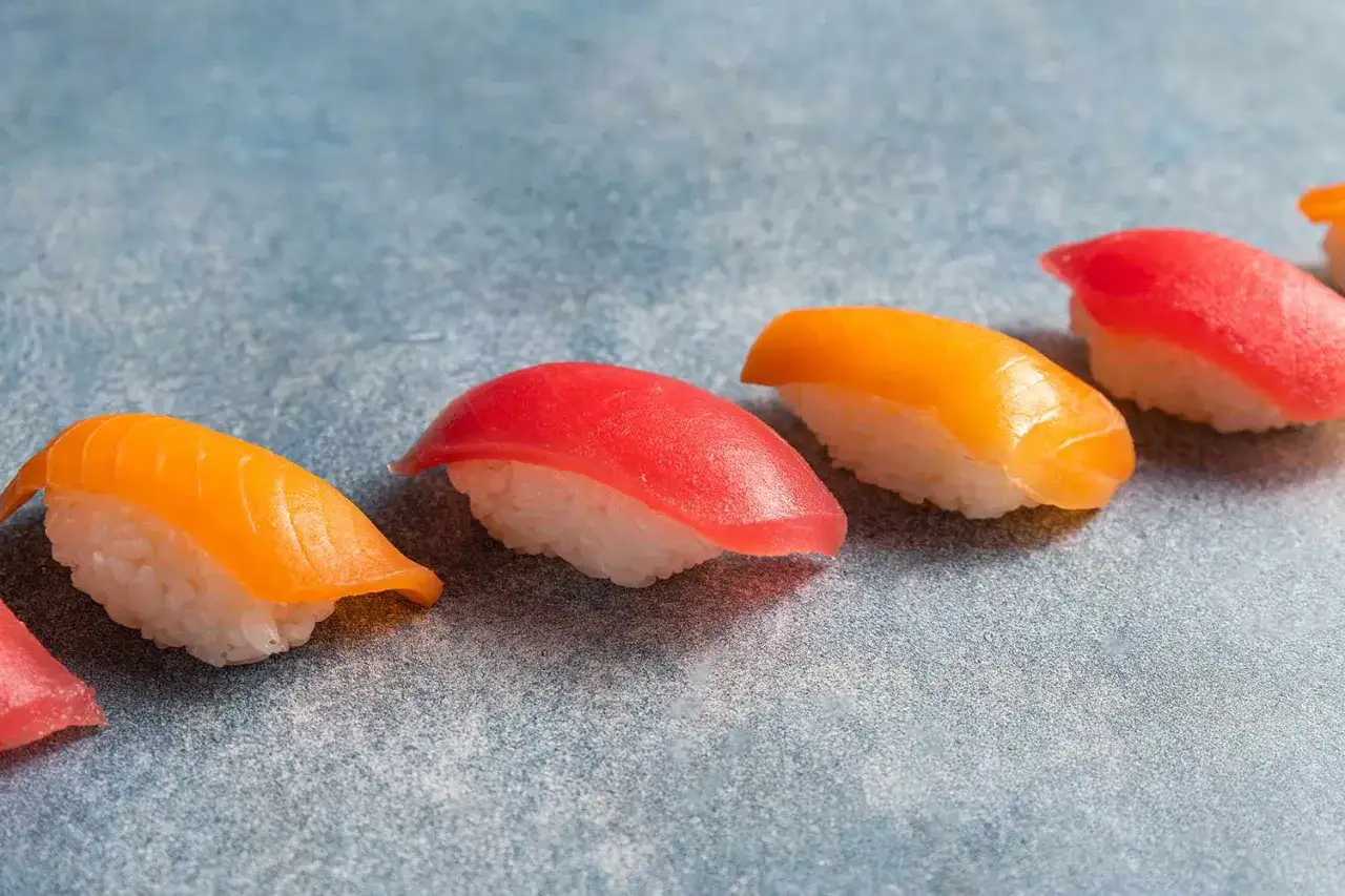 Rząd kolorowych nigiri: łosoś i tuńczyk. Czy sushi jest dobre? Wygląda pysznie!
