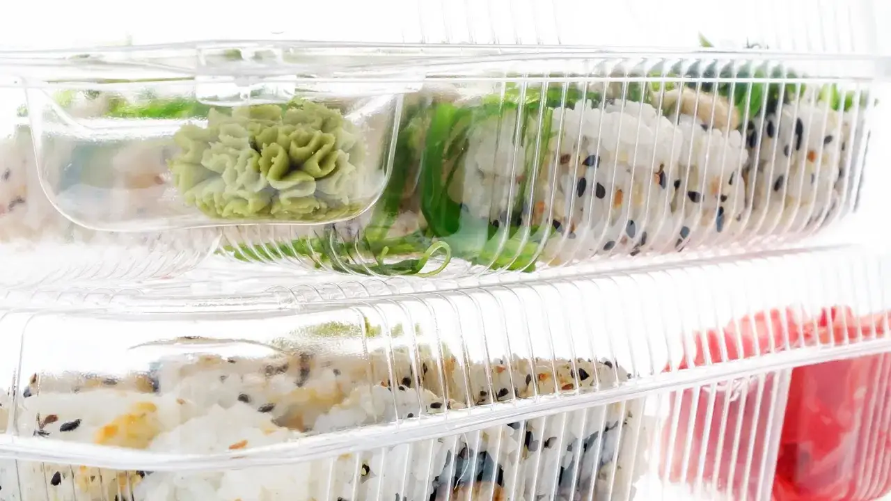 Dwa pojemniki z sushi i wasabi. Zastanawiasz się, ile sushi może stać w lodówce? Te porcje wyglądają apetycznie!