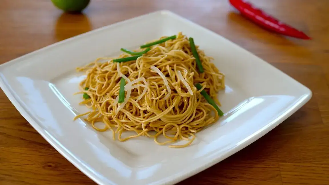 różne rodzaje makaronu chow mein