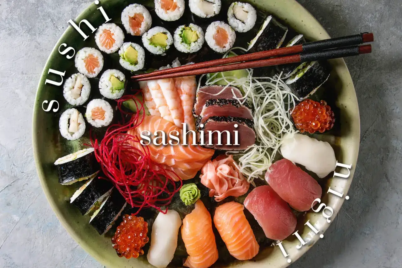 Talerz pełen sushi i sashimi: kawałki łososia, tuńczyka, krewetki, ikra, ryż i wodorosty. Pytanie: sashimi co to?