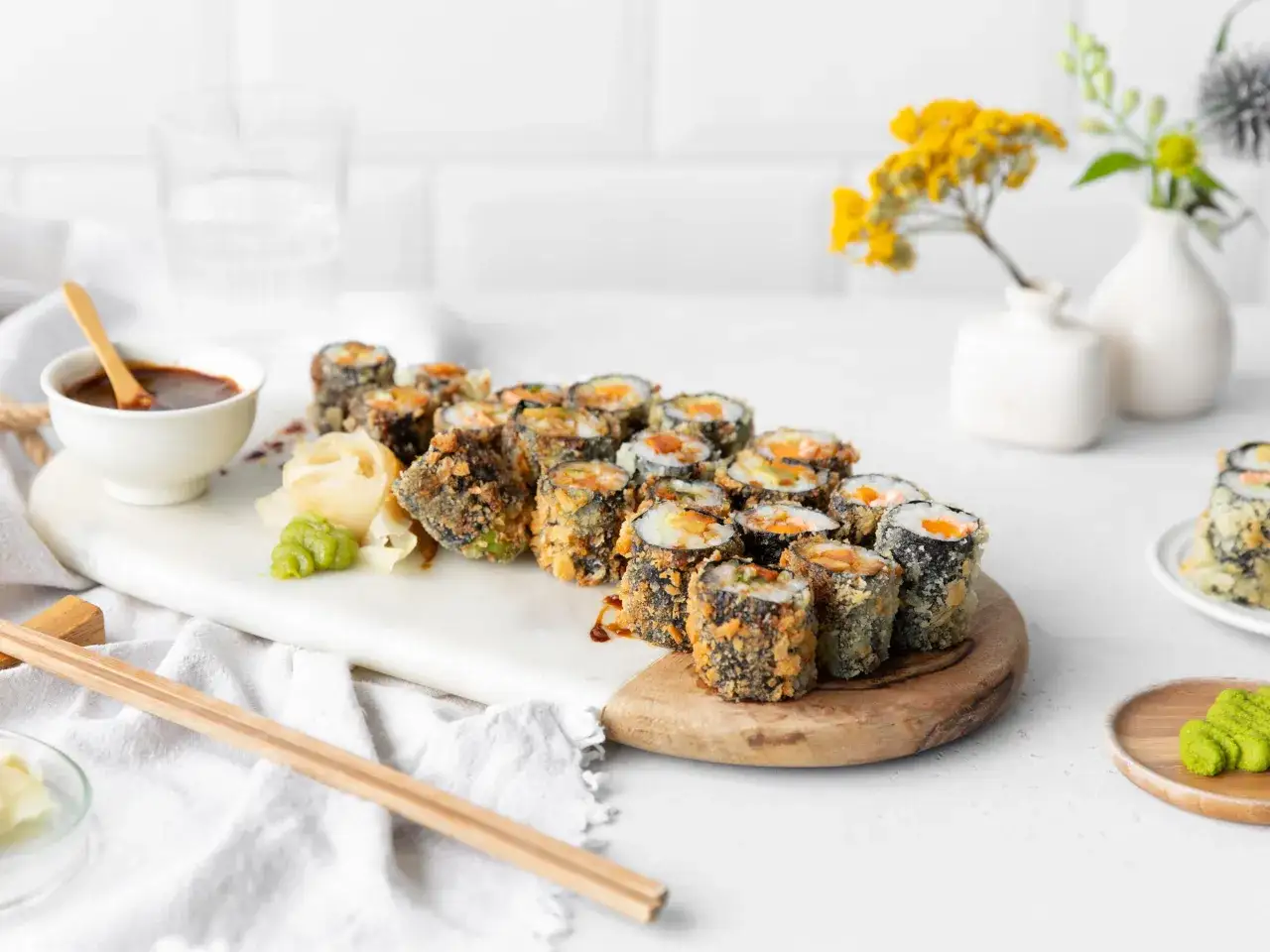 Chrupiące sushi w cieście, podane z sosem i wasabi. Idealna przekąska dla miłośników nietypowych smaków.