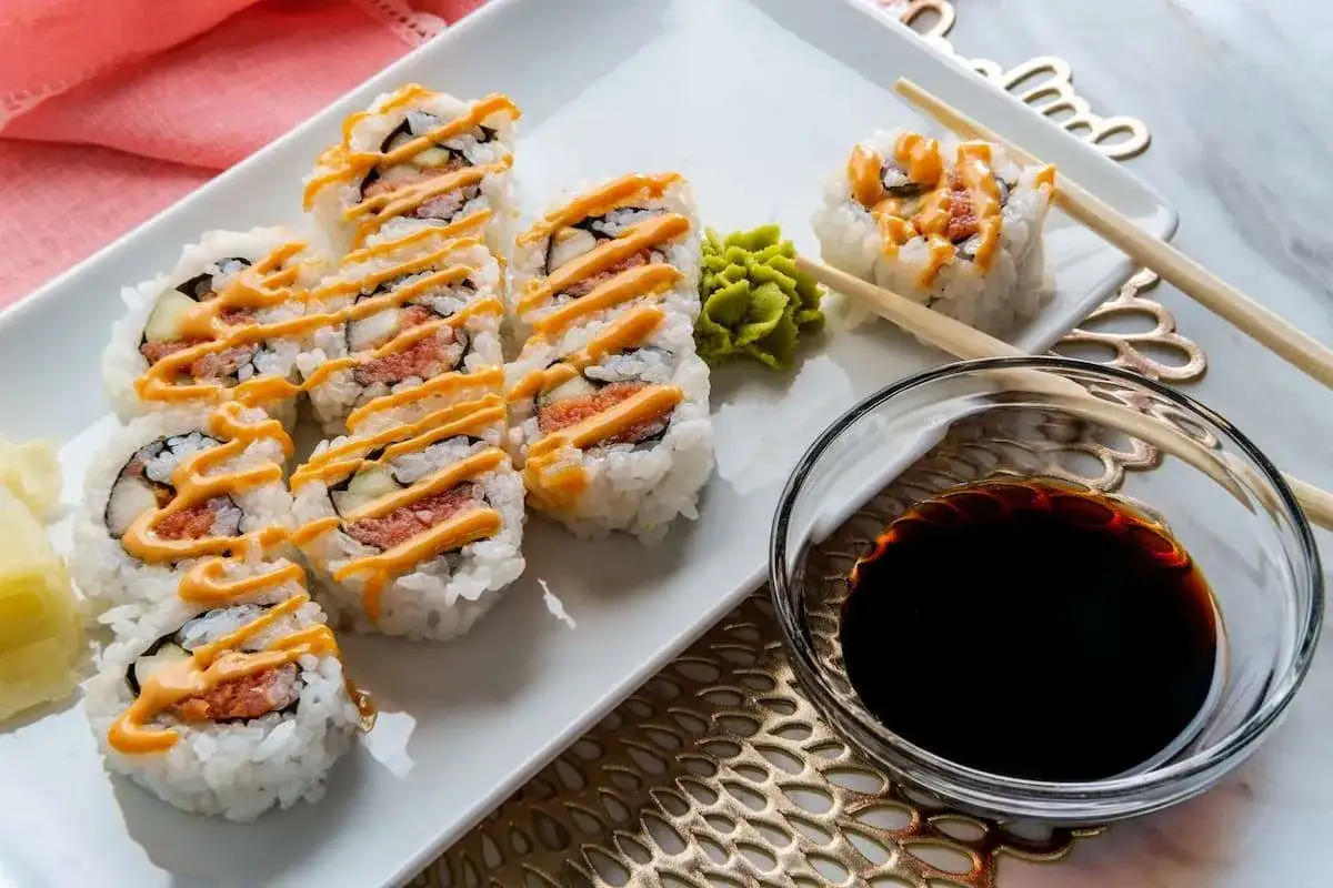 Roladki sushi z pikantnym majonezem sriracha, podane z wasabi i sosem sojowym. Sriracha co to? Ostry sos chili!