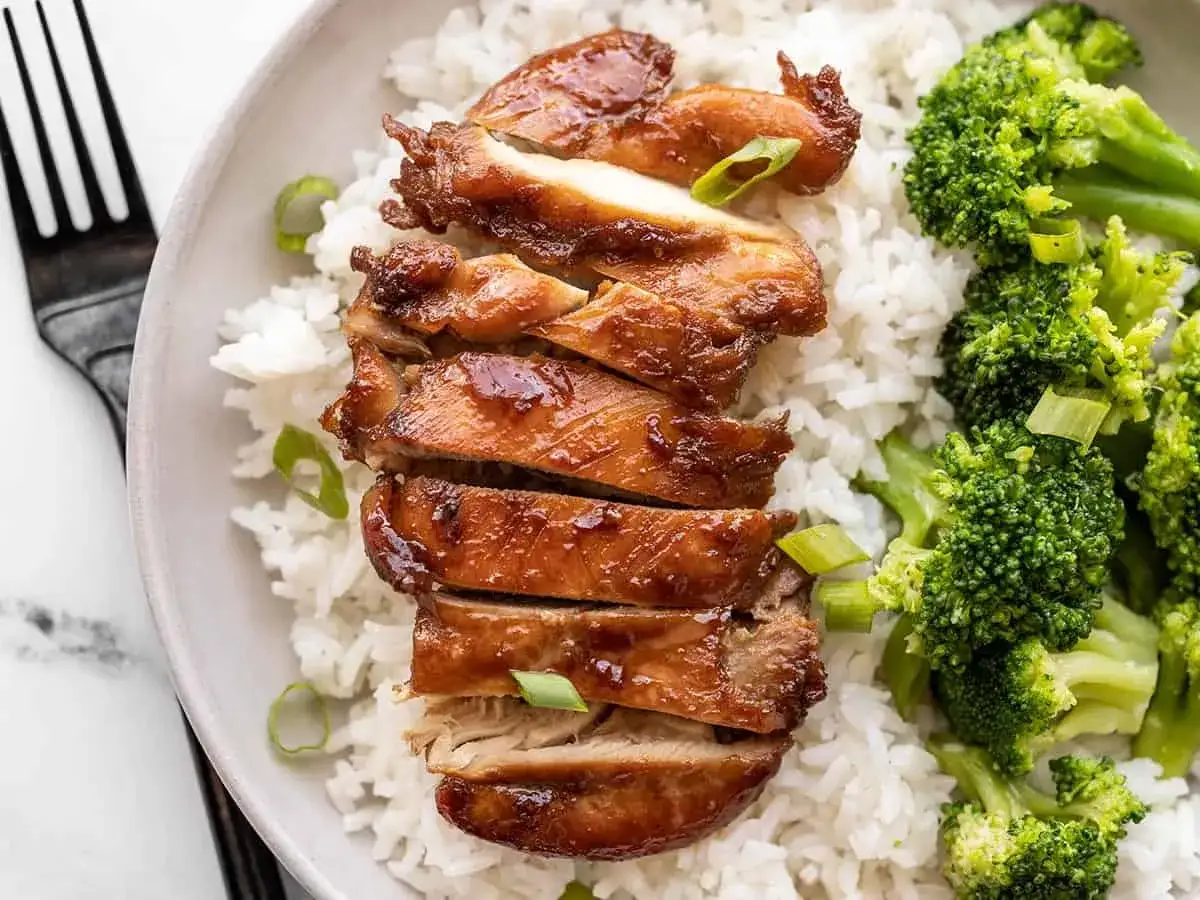 Pyszny kurczak teriyaki na ryżu z brokułami.