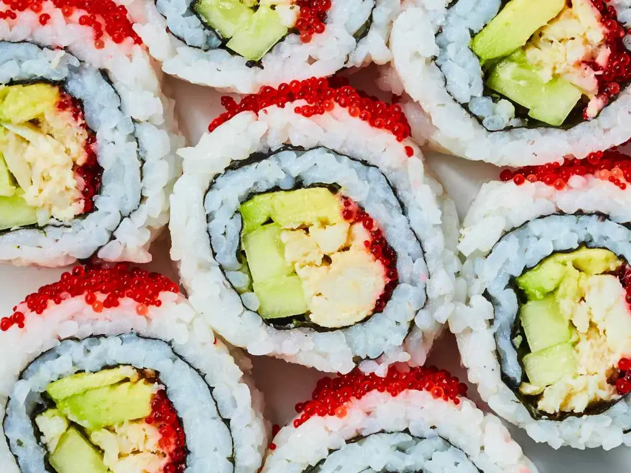 California sushi z awokado, ogórkiem i krewetkami, posypane czerwonym ikrą.