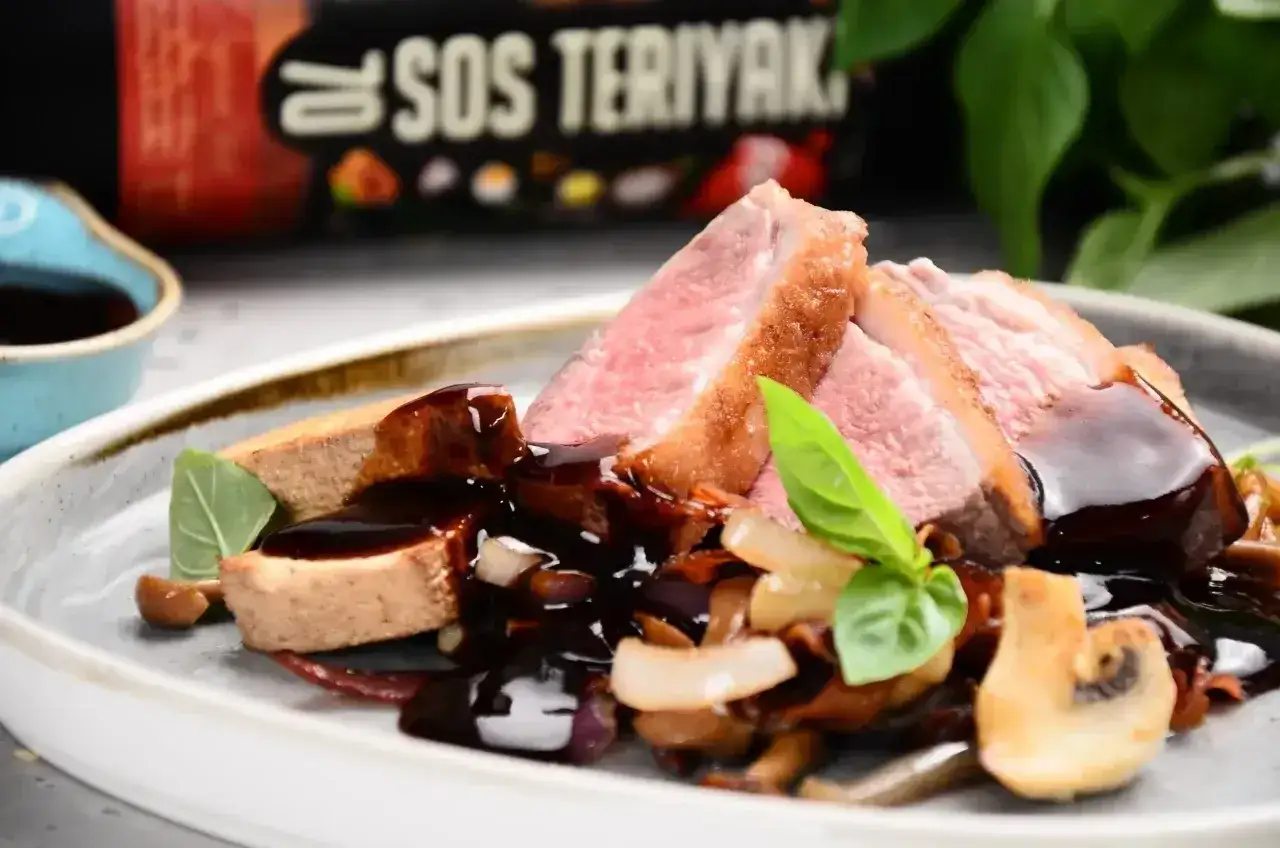 Soczysta kaczka w 5 smakach, polana gęstym sosem teriyaki, podana z warzywami i grzybami.