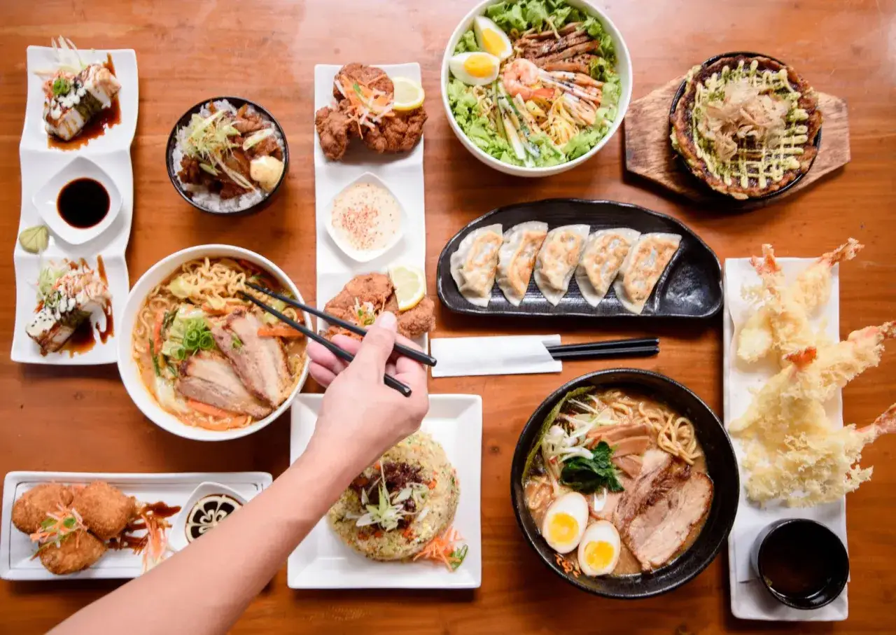 Obfitość japońskiego jedzenia: ramen, sushi, tempura, gyoza, kurczak karaage i ryż. Pyszna uczta!