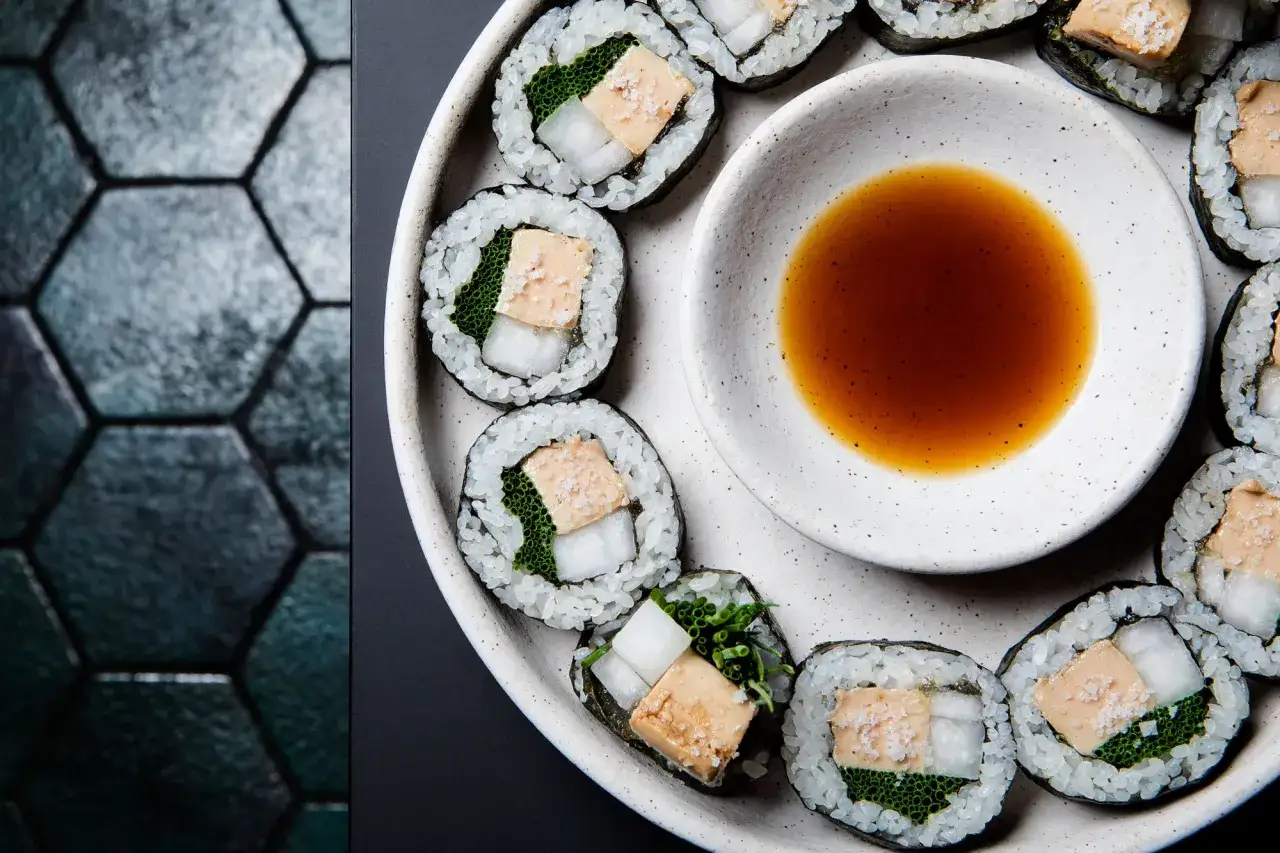 Roladki z ryżem i warzywami, przypominające kimbap, ale czym się różni kimbap od sushi? Te wyglądają na wegetariańskie.