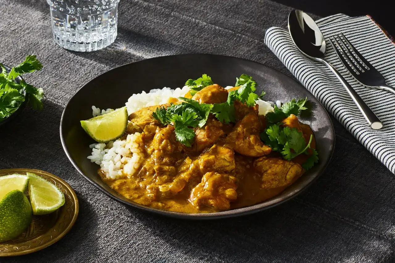 Pyszny kurczak curry z ryżem, limonką i kolendrą. Idealny przepis na obiad.