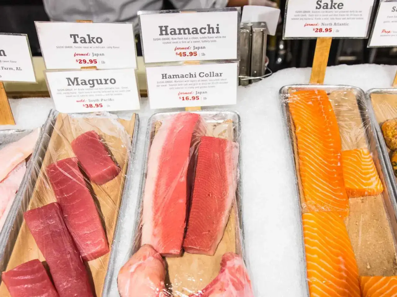 Jaki łosoś do sushi? Jasny, pomarańczowy łosoś w plastrach, idealny na sushi, leży na lodzie obok tuńczyka.