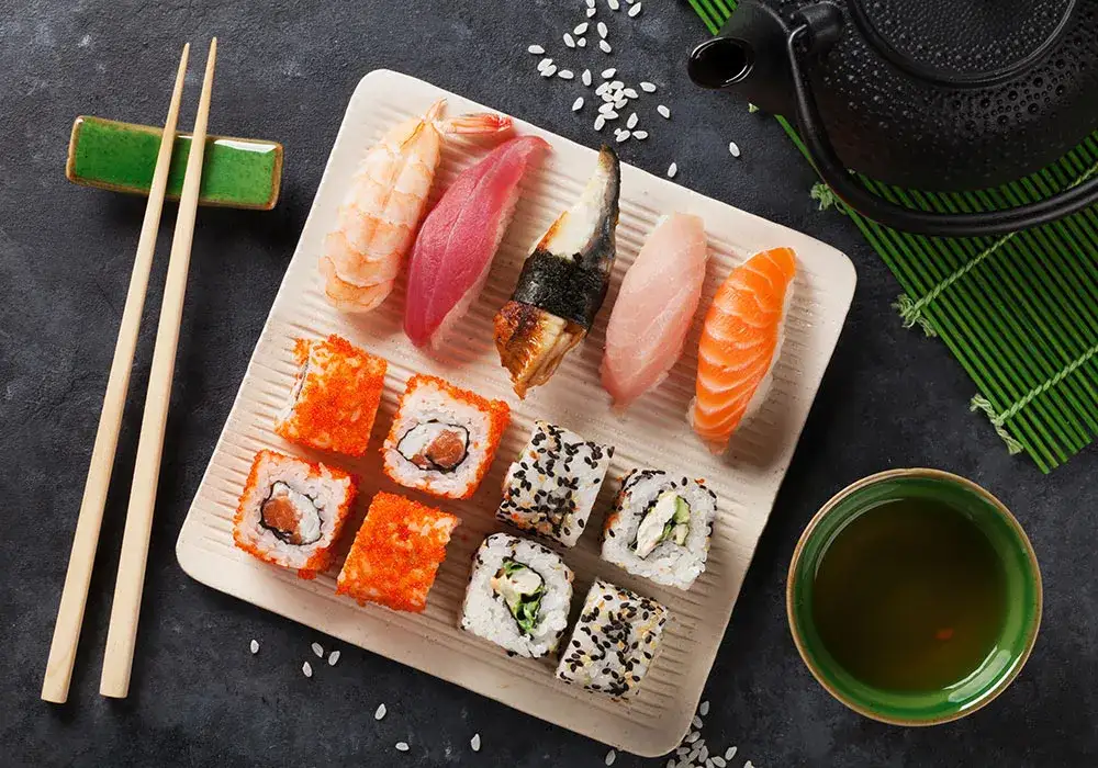 różne rodzaje sushi nigiri maki sashimi