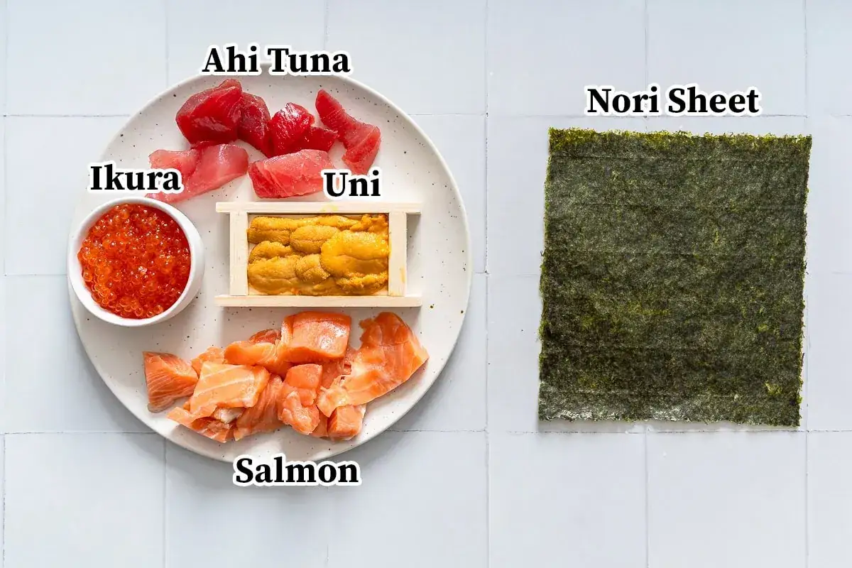 Składniki do sushi: kawałki łososia, tuńczyka ahi, ikry, uni i arkusz nori, idealne do przygotowania pysznego gunkan.